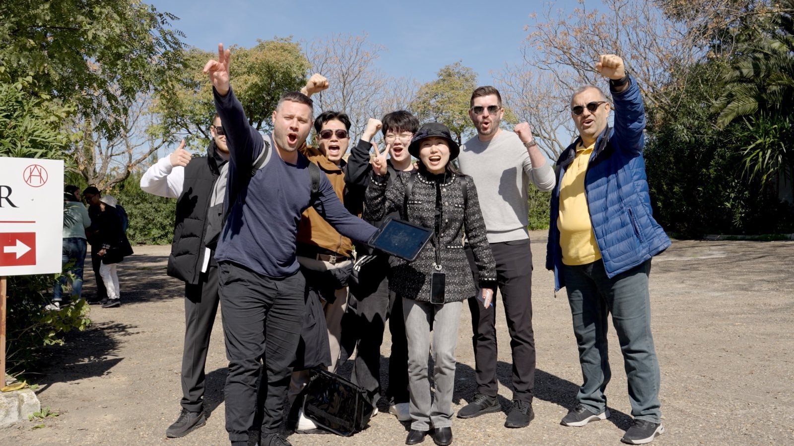 Un equipo de empresa celebrando durante un día con EventosX en Sevilla